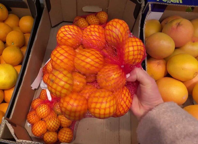 Vairāk nekā tikai iepakojums: kāpēc apelsīnus un mandarīnus lielveikalos patiesībā pārdod sarkanos sieta maisiņos