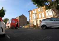 DPD kurjers piegādāja sūtījumu uz vienu milzīgu māju Jūrmalā un sastinga, kad viņa sieva Līga atvēra durvis