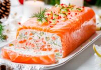 Burvīgā un košā svētku laša terīns ar krēmsieru – īsts šedevrs, izcils garšu salikums, kas rotās jebkuru svētku galdu Burvīgā un košā svētku laša terīns ar krēmsieru – īsts šedevrs, izcils garšu salikums, kas rotās jebkuru svētku galdu