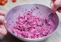 Viesi tos apēd vienā mirklī: 2 neparasti garšīgi biešu salāti, kas lieliski izrotā jebkuru svētku galdu