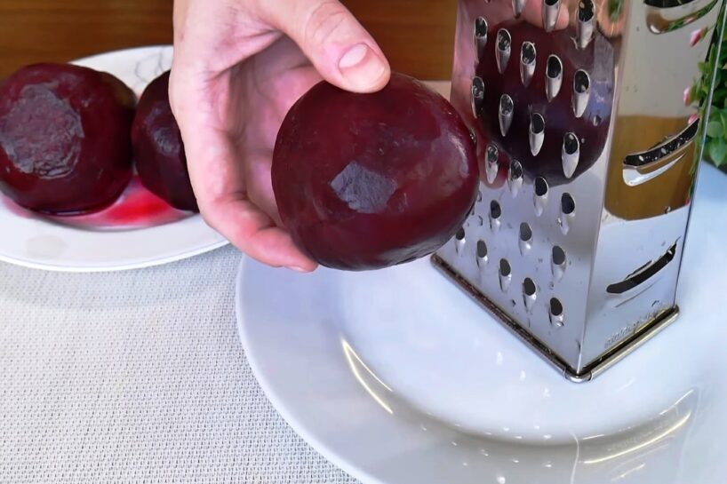 Lieliski salāti aizņemtām dienām – vienkāršs biešu un gurķu salikums, kas priecē ar savu sātīgumu un garšu