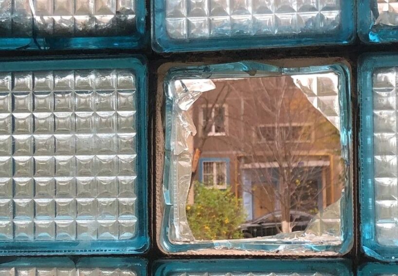 50 gadus mēs uz tiem skatāmies un joprojām nevaram saprast: kāpēc PSRS vispār izmantoja stikla blokus — un kāds bija to īstais mērķis