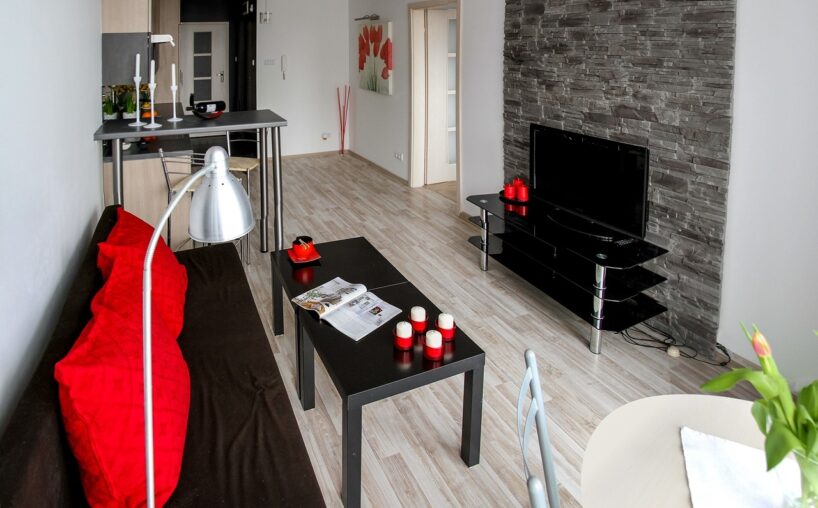 Spāniete par Latviju: ”Jūsu mājas nav domātas dzīvošanai, bet gan kam citam”