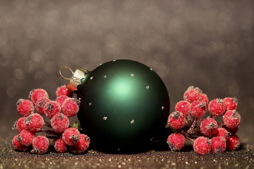 Ziemassvētku krāsas, kas ir modē 2025. gadā (nē, ne sarkana un zaļa)