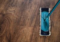 Grīdas ziemā paliks ilgāk tīras un nepievilks putekļus, ja ūdenim pievienosi vienu pavisam parastu sastāvdaļu