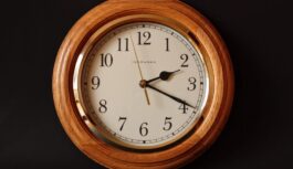 Pievērs uzmanību datumam: Šogad pāreja uz vasaras laiku notiks agrāk nekā pērn