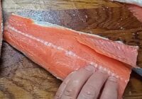 Vectēvs man parādīja, kā pareizi sālīt foreli: tā sanāk garšīga un fileja cieta Vectēvs man parādīja, kā pareizi sālīt foreli: tā sanāk garšīga un fileja cieta