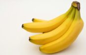 Banāni saglabājas svaigi un nekļūst melni trīsreiz ilgāk, ja tos glabā vienā neparastā vietā