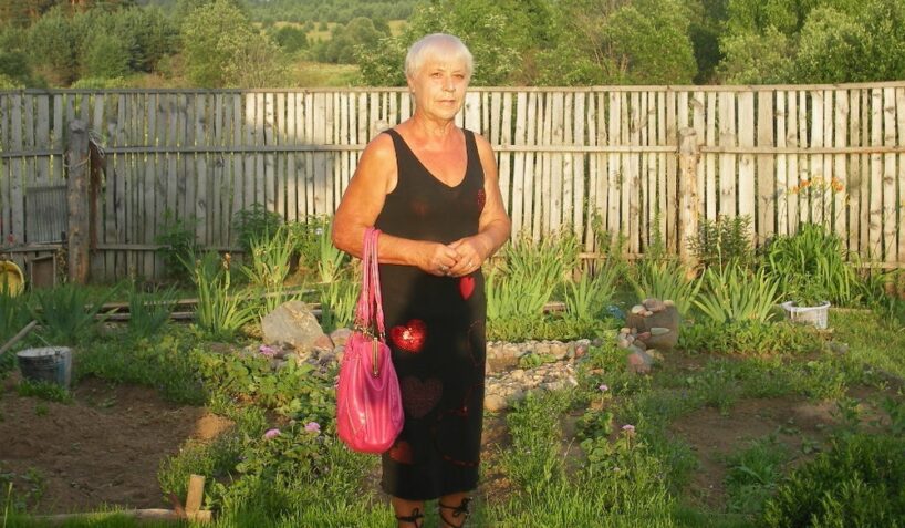 Kaimiņiene (75) no Ziepniekkalna palūdza man apliet puķes dzīvoklī, kad es pamanīju kas stāv uz galda – vairs nesveicinos ar viņu