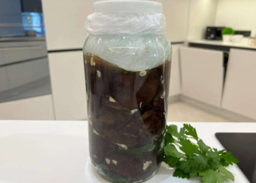 Kā mēnešiem ilgi uzglabāt atvērtus marinētus gurķus: dalos ar padomu, kas pārsteidz pat manu vecmāmiņu