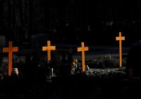 ”Vajadzētu Latvijā likumu, ka kapos nedrīkst stādīt šos krūmus un puķes”: cilvēki kapos dara dīvainas lietas