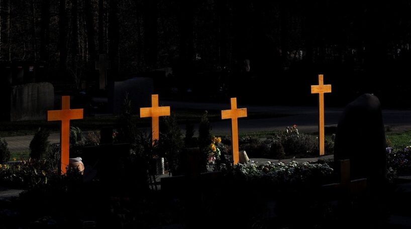 ”Vajadzētu Latvijā likumu, ka kapos nedrīkst stādīt šos krūmus un puķes”: cilvēki kapos dara dīvainas lietas