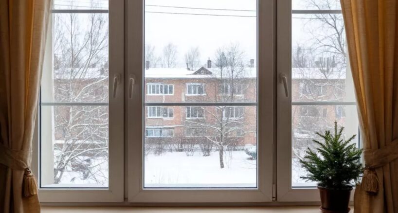Kāpēc ziemā no plastmasas logiem nāk aukstums: viena detaļa atrisina problēmu — tas uzturēs jūsu māju siltu pat -40°C temperatūrā