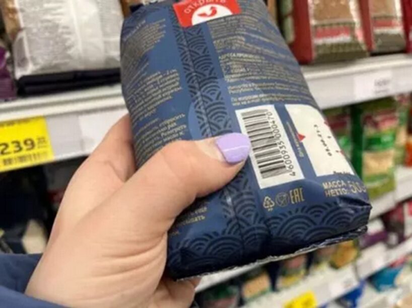 Pazīstama pārdevēja atklāja, kāpēc ražotāji caurdur putraimu un makaronu iepakojumus