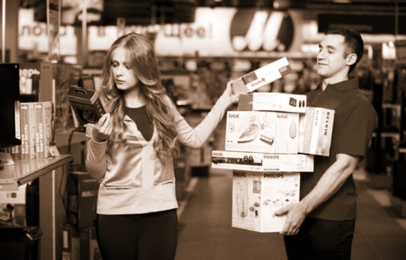 Ivars jau 10 gadus ir elektropreču veikala darbinieks un viņš ir gatavs atklāt kādas ”viltības” izmanto šie veikali