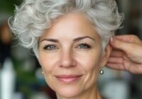 Labākās frizūras sievietēm pēc 50: idejas, kas piešķir apjomu smalkiem matiem