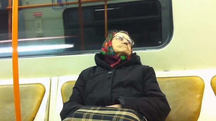 Es vilcienā atdevu savu vietu sievietei ar smagām somām -viņa pateicās, bet es sašutu, kad dzirdēju, ko viņa saka dēlam