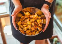 Vārīti ceptie kartupeļi sanāks īpaši kraukšķīgi, ja ūdenim pievienosiet vienu parastu sastāvdaļu Vārīti ceptie kartupeļi sanāks īpaši kraukšķīgi, ja ūdenim pievienosiet vienu parastu sastāvdaļu