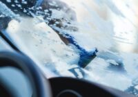 Autovadītājiem decembrī iesaka vējstiklam uzklāt vienu virtuves produktu, kas atrisina divas tipiskas problēmas vienlaikus