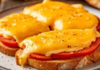 Pēc pirmā kumosa apstāties nevarēju: vienkāršība nenozīmē bezgaršību – kā pagatavot “slinko picu” dažu minūšu laikā