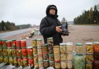 Es piecus gadus tirgoju preces ceļmalā par centiem, līdz pie manis piebrauca liels melns džips un deva man vienu padomu