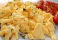 Omlete būs krēmīgāka un nekad nepiedegs, ja pienu aizstāsiet ar vienu labāku virtuves sastāvdaļu