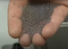 Kā uztaisa tik mazas lodītes lodīšu pildspalvām: atklāju, kā zinātnieki tās padara nevainojami gludas