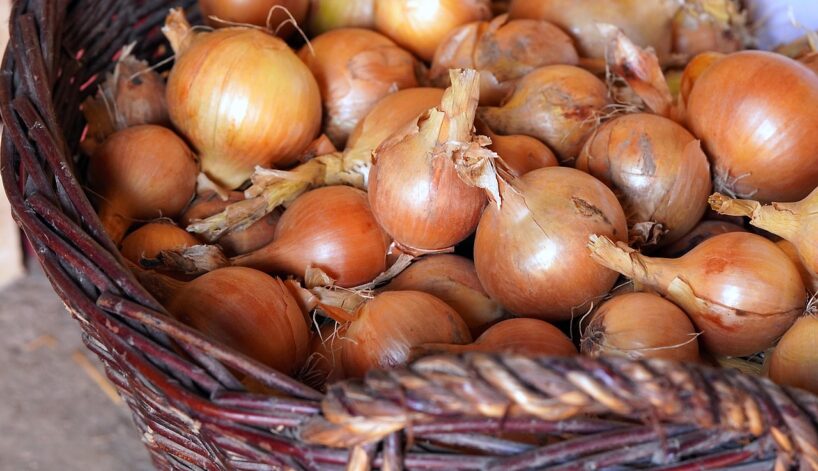 Nekad neglabājiet tur sīpolus: tie pārvērtīsies “putriņā”