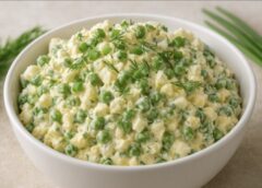 Viegla Jaungada uzkoda, kas patīk visiem: Milānas salāti sanāk maigi un ļoti mājīgi