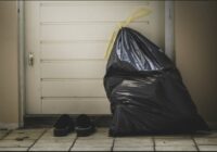 Kāpēc nedrīkst likt miskasti pie sliekšņa: kā šis sīkums nobloķē veiksmes plūsmu