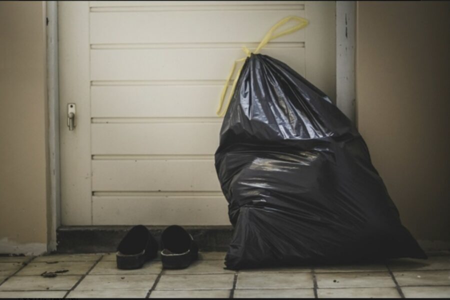 Kāpēc nedrīkst likt miskasti pie sliekšņa: kā šis sīkums nobloķē veiksmes plūsmu