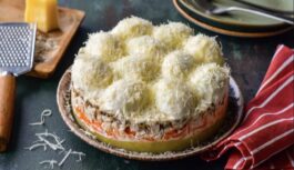 Jaungada salāti “Sniega kupenas”: neparasts veids, kā pasniegt svētku salātus