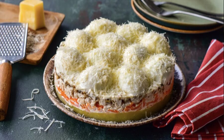 Jaungada salāti “Sniega kupenas”: neparasts veids, kā pasniegt svētku salātus