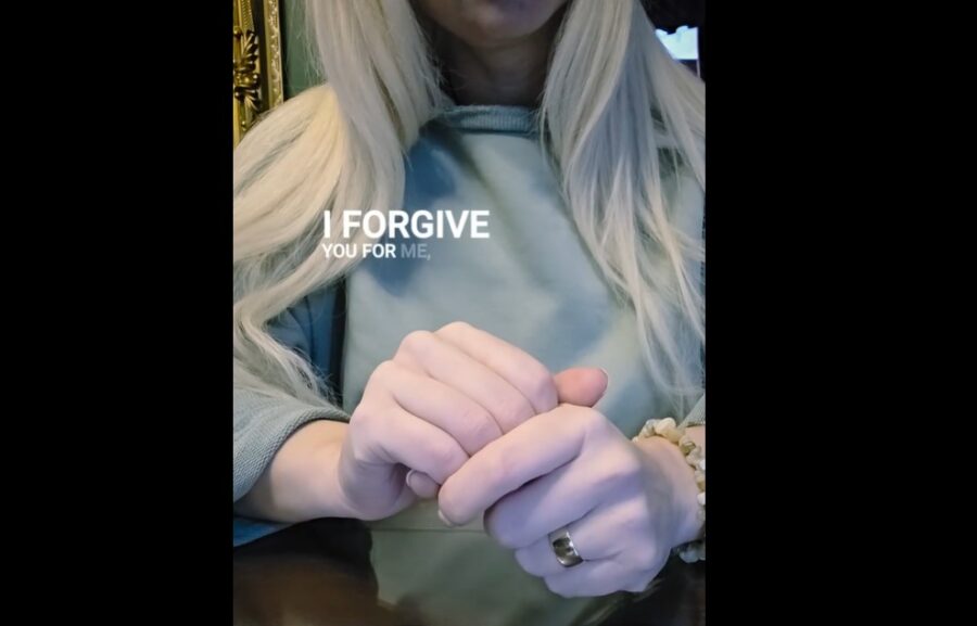 Samanta Tīna gadu miju sagaida ar emocionālu paziņojumu un mājienu par laulības beigām