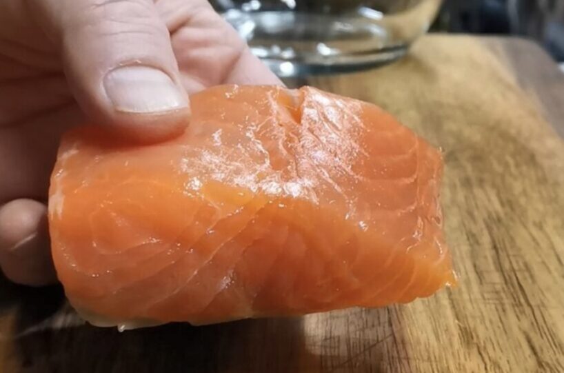 Ģimene ļoti iecienījusi šos gardos zivju salātus, tāpēc svētkos tos noteikti gatavošu vēl, jo tie vienmēr kļūst par galda favorītu