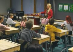 Skolas kavējumu regulējums Eiropā: starp ģimenes plāniem, stingriem likumiem