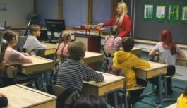 Skolas kavējumu regulējums Eiropā: starp ģimenes plāniem, stingriem likumiem