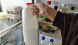 Kāpēc nedrīkst uzglabāt pienu ledusskapja durvīs: speciālista skaidrojums Kāpēc nedrīkst uzglabāt pienu ledusskapja durvīs: speciālista skaidrojums