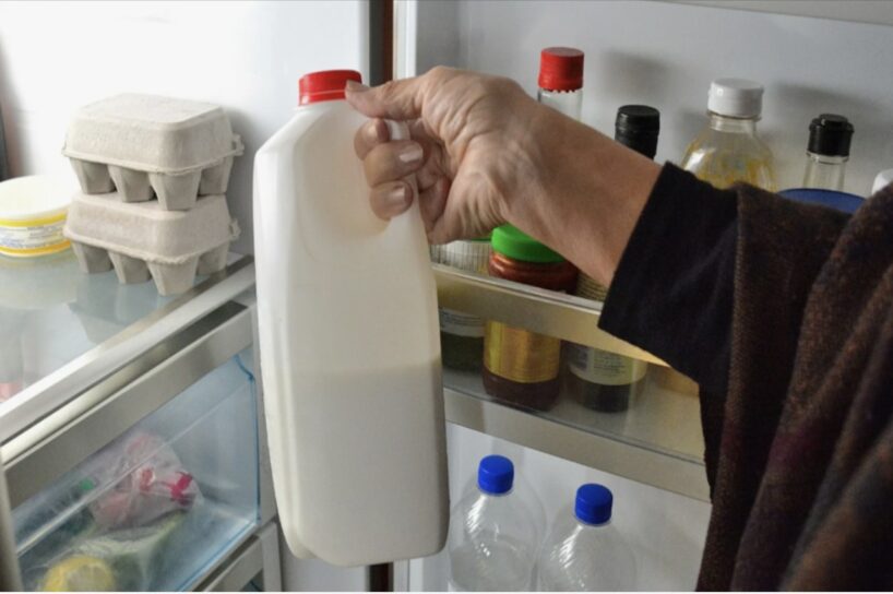 Kāpēc nedrīkst uzglabāt pienu ledusskapja durvīs: speciālista skaidrojums