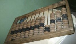 Visu mūžu redzējām tos veikalā, bet nezinājām: kāpēc uz padomju skaitāmajiem kauliņiem bija tā dīvainā rinda ar četriem kauliņiem