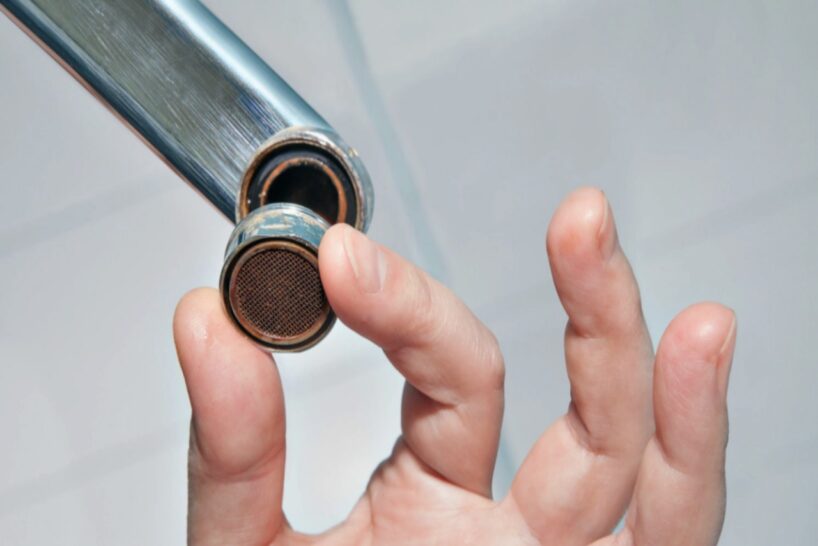 Kā notīrīt jaucējkrānu (vai krānu) bez izjaukšanas un līdzekļiem: veids, kas jāzina ikvienam