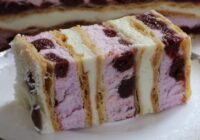 Grezna plātsmaize no kārtainās mīklas ar ķiršiem un maigu krēmu: recepte svētkiem no poļu saimnieces