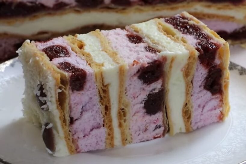 Grezna plātsmaize no kārtainās mīklas ar ķiršiem un maigu krēmu: recepte svētkiem no poļu saimnieces