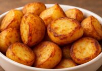 Vārīti ceptie kartupeļi būs īpaši garšīgi un zeltaini kraukšķīgi, ja vārīšanas laikā tiem pievienosiet vienu sastāvdaļu