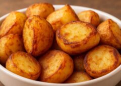 Vārīti ceptie kartupeļi būs īpaši garšīgi un zeltaini kraukšķīgi, ja vārīšanas laikā tiem pievienosiet vienu sastāvdaļu