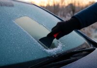 Vējstikli no rīta būs bez sala, ja izmantosiet vienu vienkāršu sadzīves lietu, kas iedarbojas pa nakti