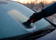Vējstikli no rīta būs bez sala, ja izmantosiet vienu vienkāršu sadzīves lietu, kas iedarbojas pa nakti