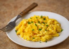 Es vairs nelietoju sviestu vai eļļu, lai pagatavotu omleti, jo tā sanāk daudz garšīgāka ar vienu pavisam ikdienišķu sastāvdaļu