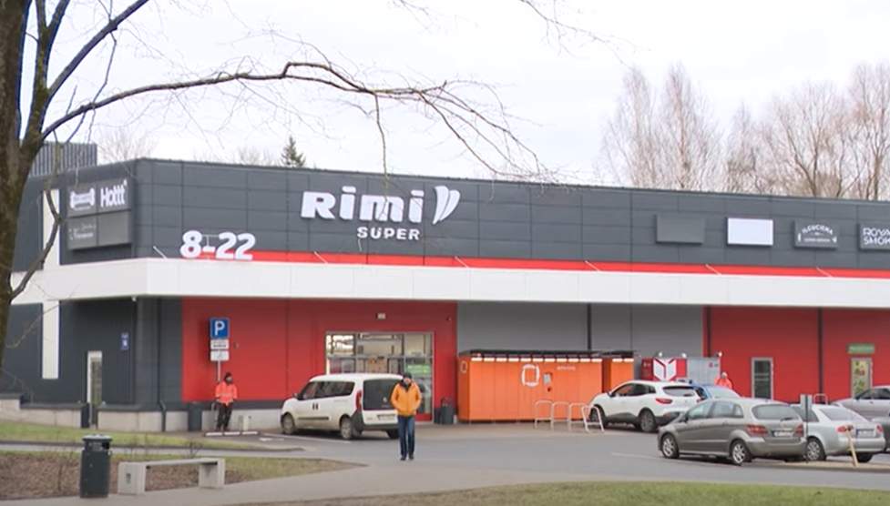 Kliente nepatīkami pārsteigta par redzēto preci ”Rimi lielveikalos: ”Pat vecumu nepārbauda”