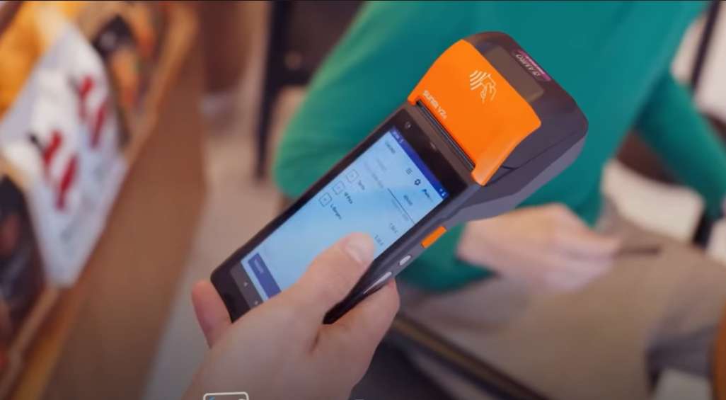 Rīgas veikalā kasiere aizmirsa ielikt nopirkto vistu manā maisiņā – skrēju atpakaļ, bet kasiere man paziņoja šo un izdzina